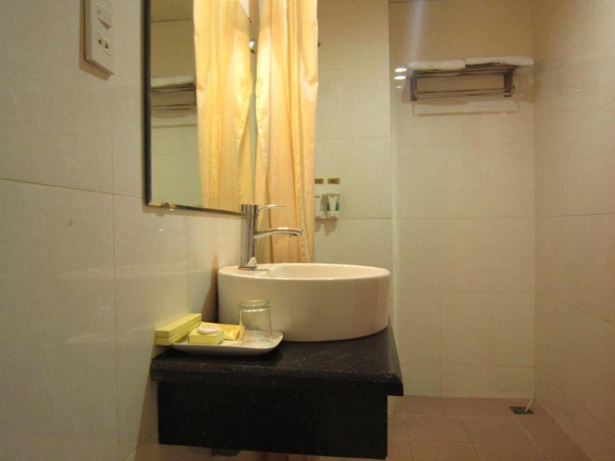Reddoorz Ruby Star Hotel Truong Dinh Хошимін Екстер'єр фото