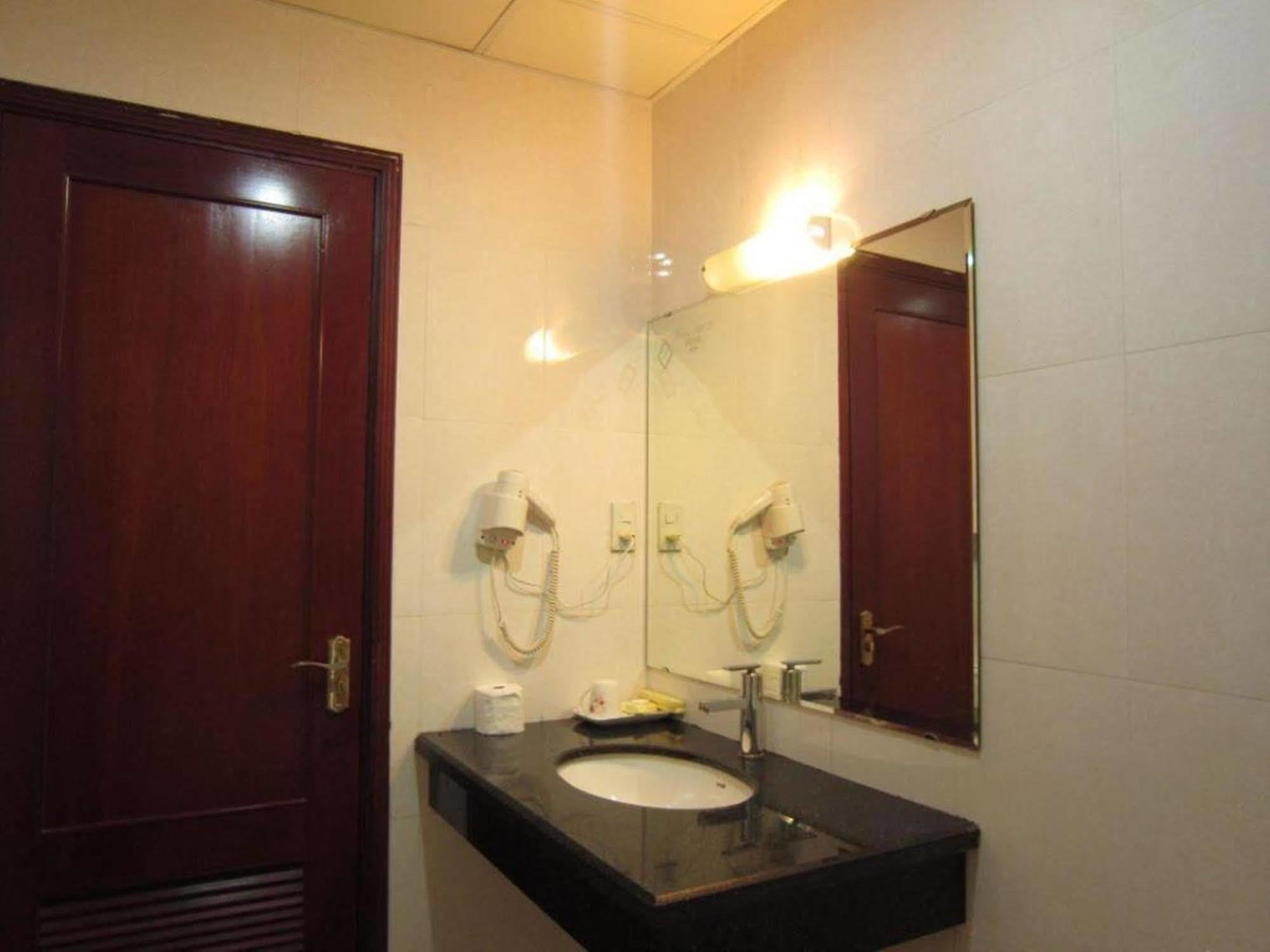 Reddoorz Ruby Star Hotel Truong Dinh Хошимін Екстер'єр фото