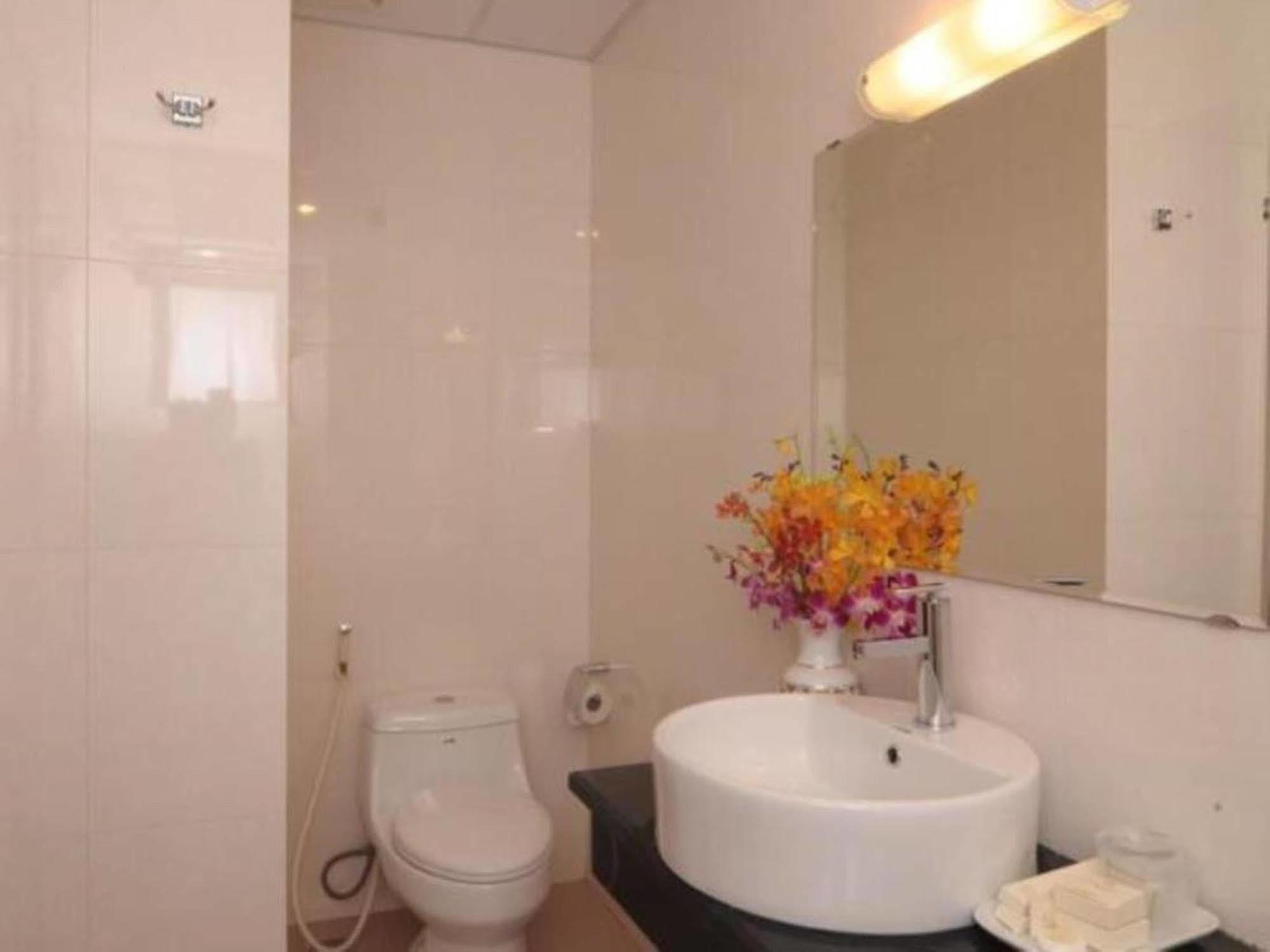 Reddoorz Ruby Star Hotel Truong Dinh Хошимін Екстер'єр фото